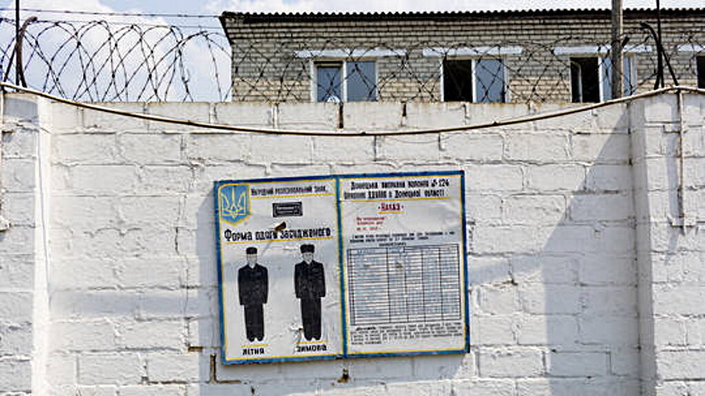 © Pierre Crom / Getty Images Un avviso di reclutamento sul muro di una prigione ucraina