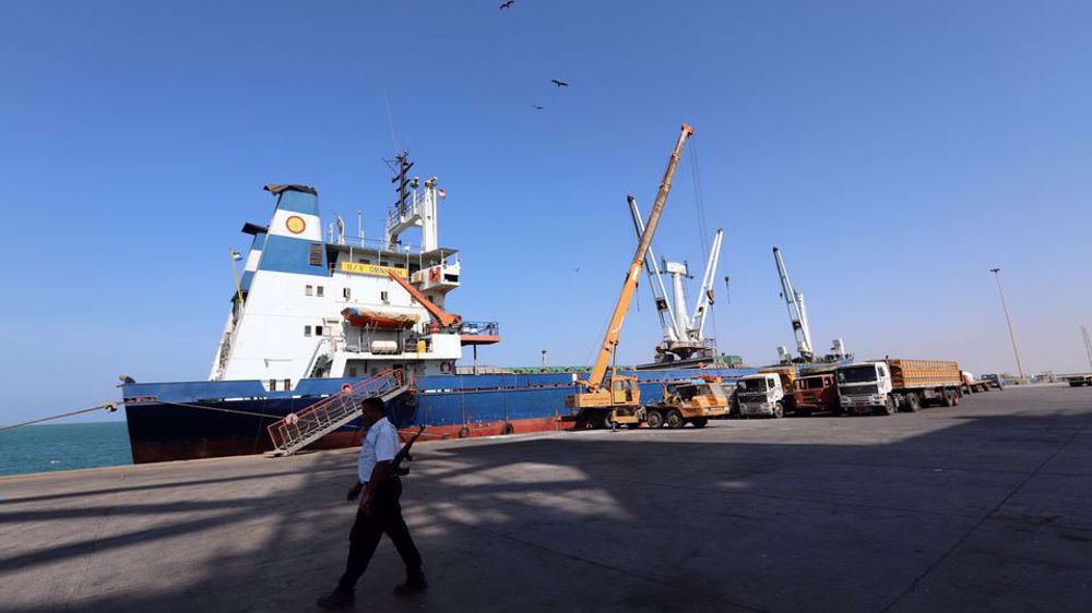 Una guardia costiera passa davanti a una nave ormeggiata al porto di Hodeidah, Yemen, nel Mar Rosso, il 5 gennaio 2019. (Foto di Reuters)